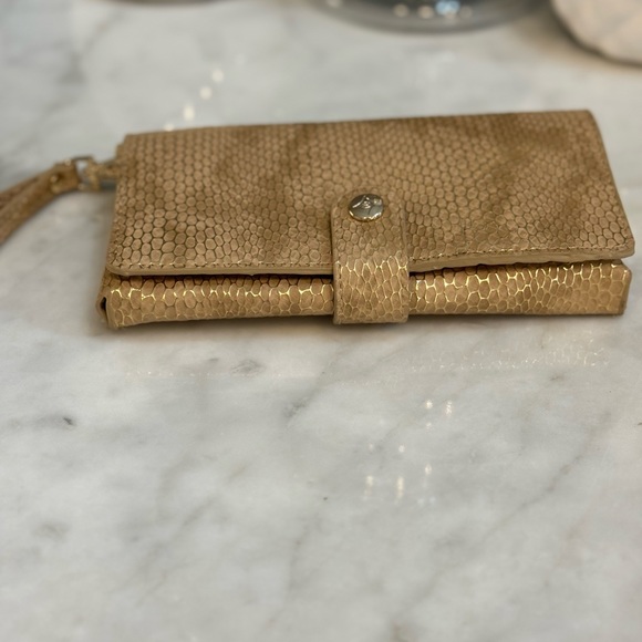 💛 NWOT STEPHANIE JOHNSON GOLD SNAKESKIN PHONE WRISTLET! - Picture 3 of 7